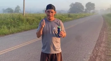 Salió de un bar borracho y en ojotas, se coló en una carrera, corrió 8K y es furor