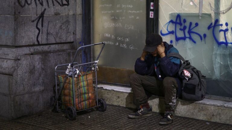 Para la UCA, las familias argentinas sufren el impacto del «estrés económico» por el ajuste del Gobierno