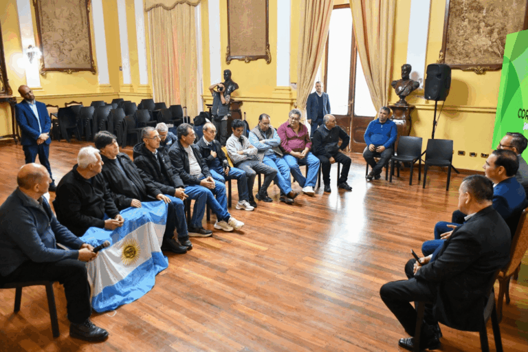 Valdés recibió al contingente de excombatientes y bregó por sostener la lucha por la soberanía nacional