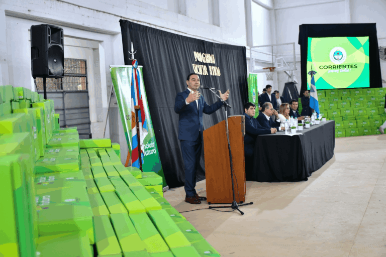 Valdés destacó que la Provincia ya entregó 120 mil notebooks a alumnos correntinos
