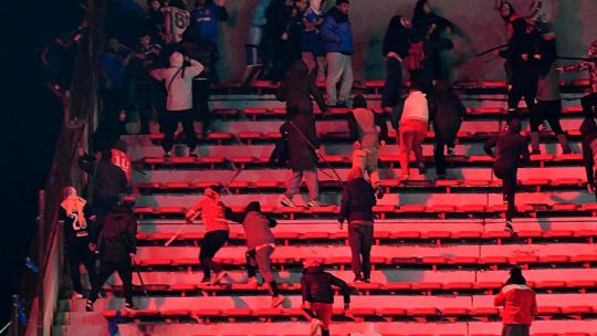 Los incidentes entre los hinchas de la U de Chile e Independiente dejaron 2 heridos graves y más de 90 detenidos