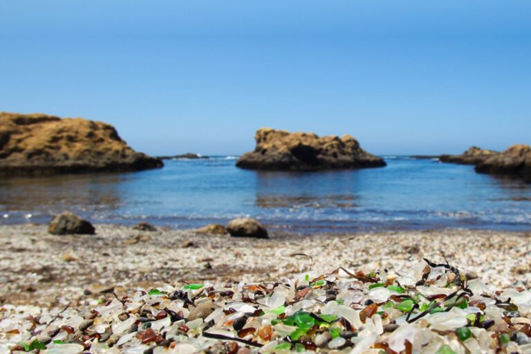 El peligro oculto de Glass Beach: por qué la famosa playa de California es considerada una trampa para turistas
