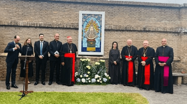 Entronizaron un mosaico de la Virgen de Luján en los Jardines Vaticanos
