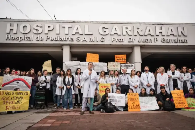 Los trabajadores del Hospital Garrahan realizan un paro tras el veto de Milei