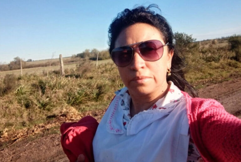 Maestra correntina en tierras entrerrianas, a dedo para dar clases