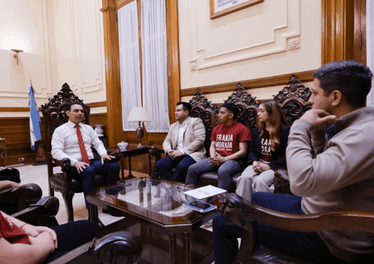 Valdés recibió en Casa de Gobierno a estudiantes de Derecho de la UNNE
