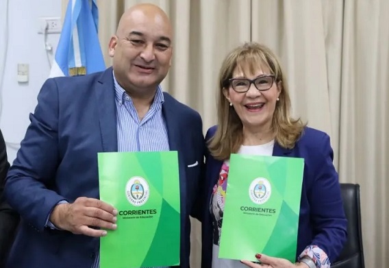 Entregan un colectivo a estudiantes de San Luis del Palmar