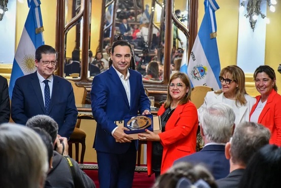 Valdés distinguió a docentes que enfrentan desafíos