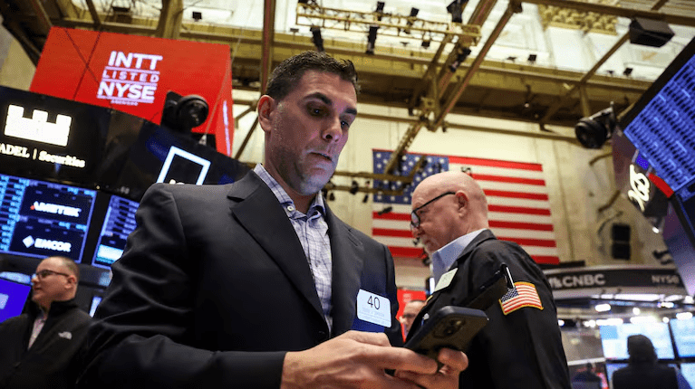 El riesgo país perforó los 1000 puntos, mientras los bonos y las acciones argentinas en Wall Street suben