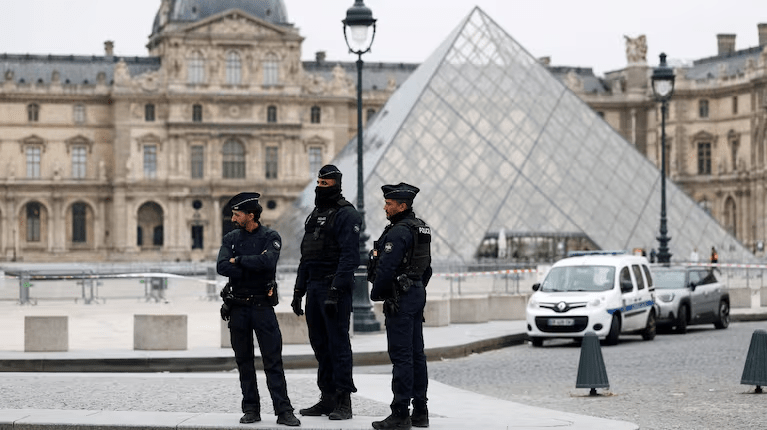 Encontraron una de las joyas que robaron en el Louvre: el museo sigue cerrado y buscan a los sospechosos