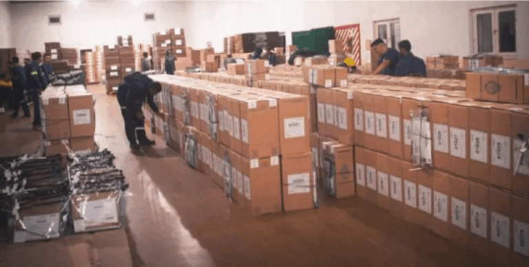 Las urnas para votar se terminan de repartir este sábado.