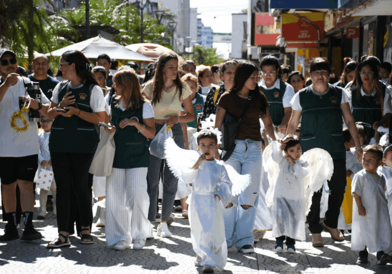 Jardineritos desfilaron por la peatonal Junín en víspera de Ángeles Somos