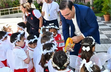 El Gobernador recibió a niños que pregonan la cultura de Corrientes «Ángeles Somos»