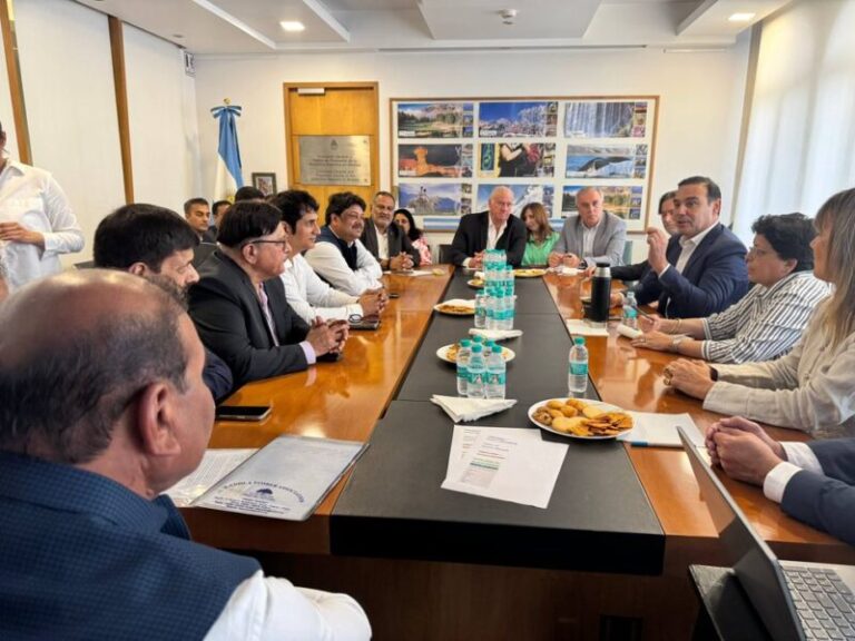 Valdés regresa tras histórica misión comercial a la India