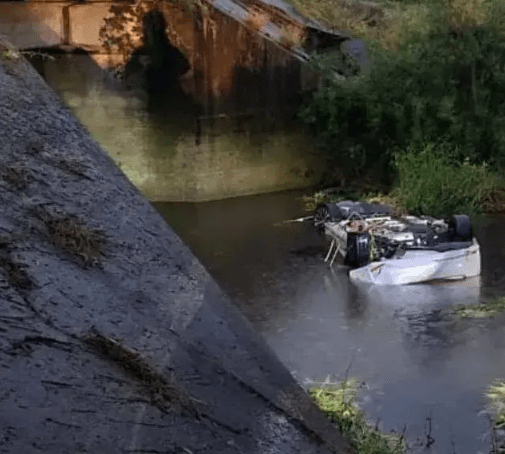 Un auto volcó y cayó a un arroyo por el mal estado de la Autovía de Ruta 14