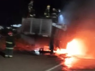 Voraz incendio de un camión transportando rollos de papel