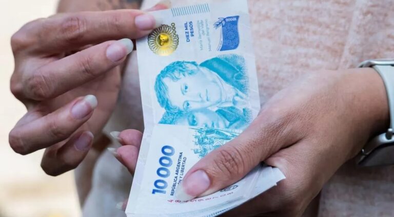 El aguinaldo de diciembre: un salvavidas que se hunde en deudas y gastos habituales