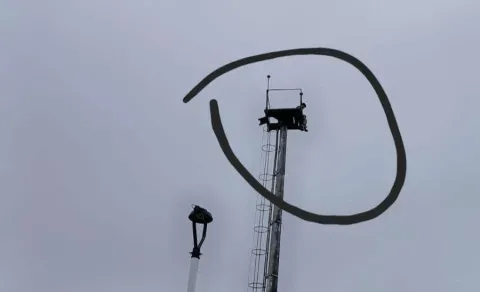Falleció el joven que se arrojó de una torre de alumbrado