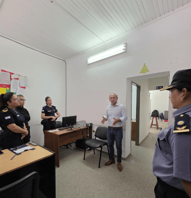 Gaya recorrió las delegaciones policiales en San Luis del Palmar coordinando la ayuda y asistencia a los afectados por las intensas lluvias