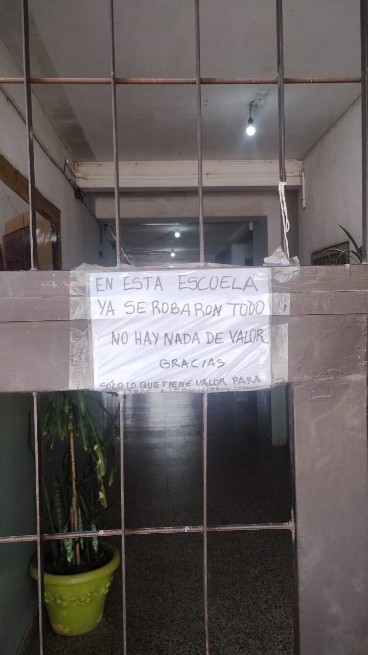 Basta de robos a las escuelas!