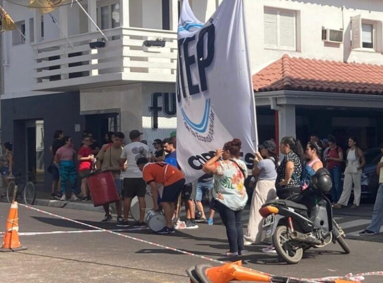 Manifestación con fuerte impronta política frente al Municipio