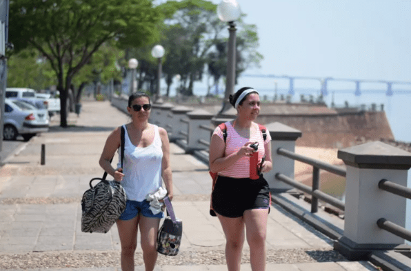 Rigen alerta roja por calor extremo y amarilla por tormentas en Corrientes