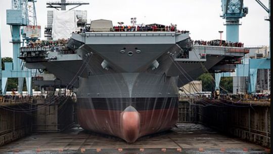 Al portaaviones más grande del mundo le faltan baños: 4600 soldados deben esperar hasta 45 minutos