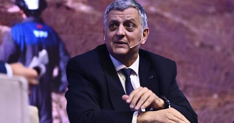 El CEO de YPF explicó cómo impactará la guerra en Medio Oriente en los precios de la nafta en la Argentina