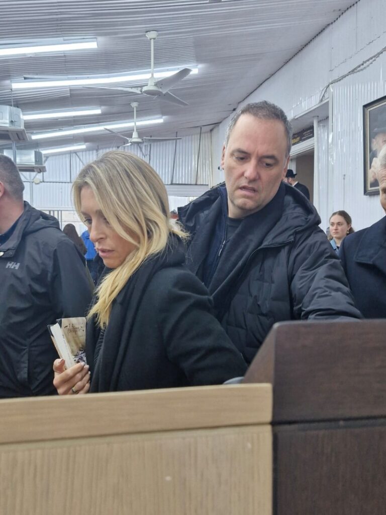 Denuncian que ARCA, Banco Nación, YPF,Aerolíneas y AYSA triangularon para contratar a la esposa de Adorni