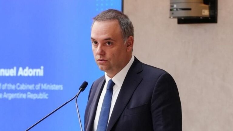 A pesar de las denuncias, el Gobierno nuevamente respalda a Manuel Adorni