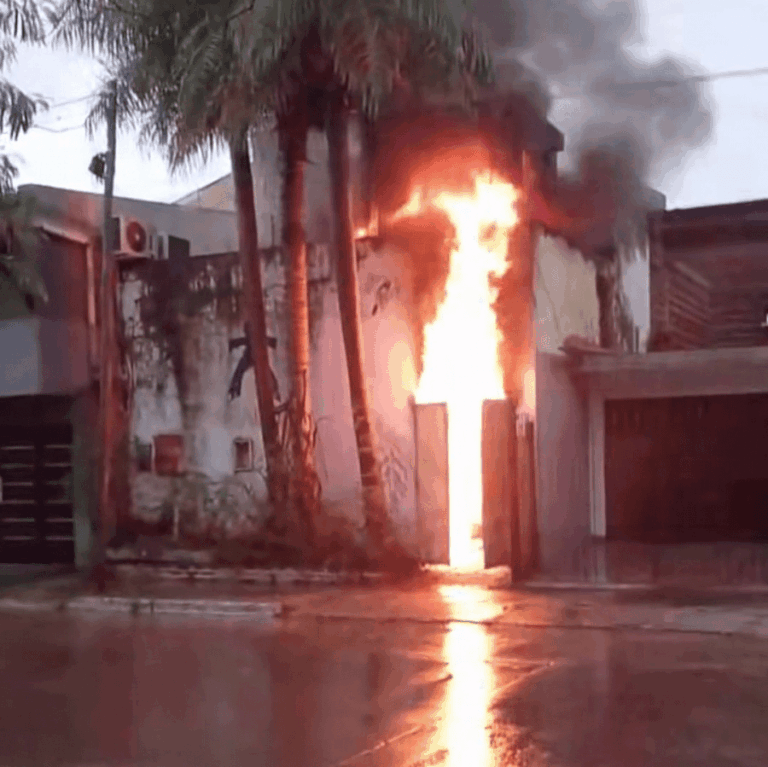 Un centro de distribución de energía sufrió un incendio.