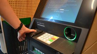 Persona utilizando un cajero automático del Banco de Corrientes