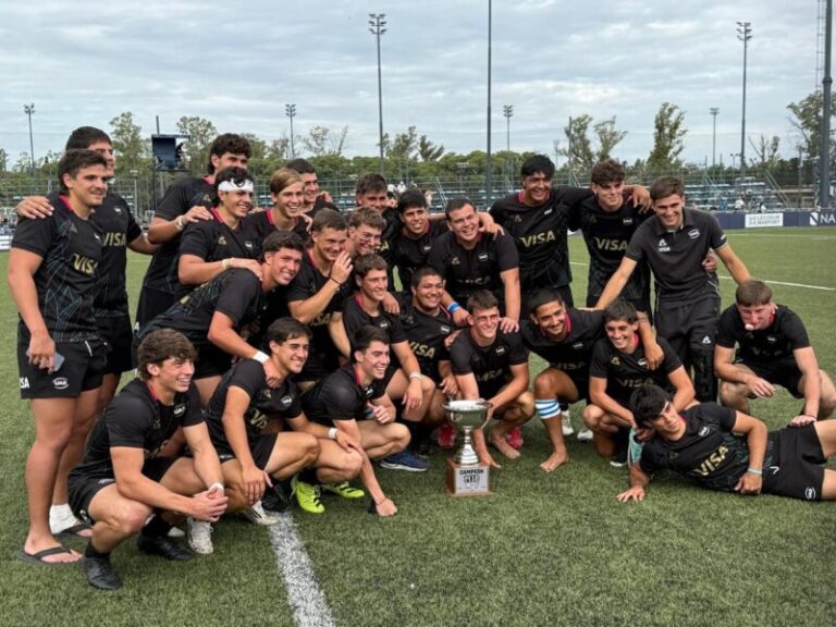 Celebración de la selección argentina de rugby M18 tras consagrarse campeona sudamericana.