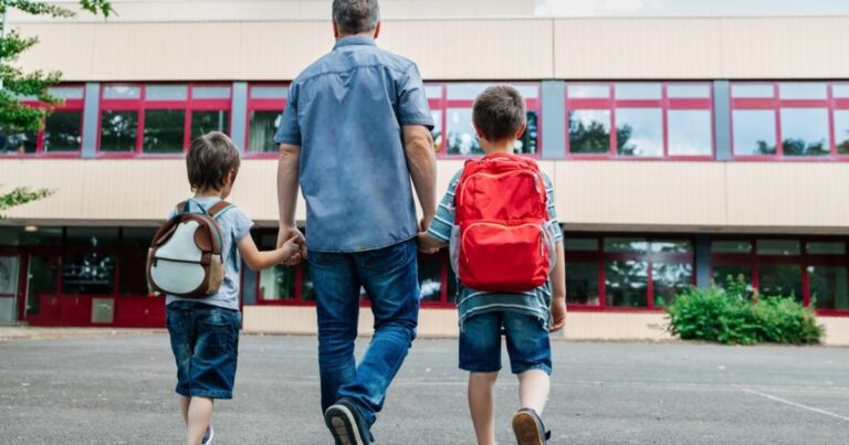 Gráfico representativo de aumento en cuotas escolares y edificio de colegio