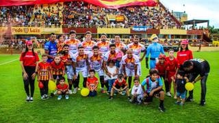 Jugadores de Boca Unidos en partido de fútbol del Federal A.