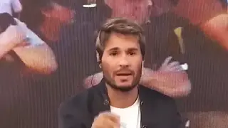 Estudio de televisión de Crónica TV con pantallas de fondo.