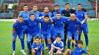 Jugadores de Empedrado celebran un gol durante el partido contra Sportivo Corrientes.