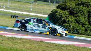 El piloto correntino Humberto Krujoski junto a su Renault Fluence del equipo ACRA - Ambrogio Racing.