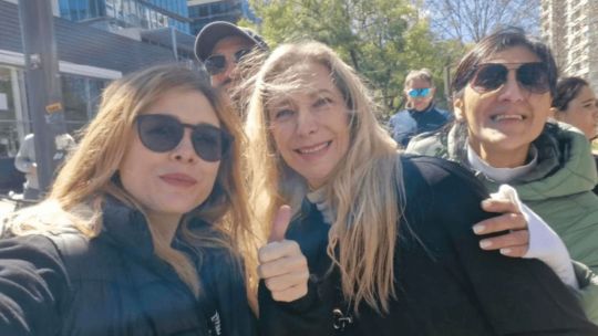 Pintada callejera con la frase 'KARINA CUMPLE' en un muro del Gran Buenos Aires.