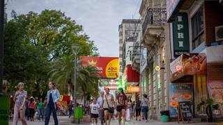 Vista de la peatonal Junín en la ciudad de Corrientes, mostrando locales comerciales y transeúntes.