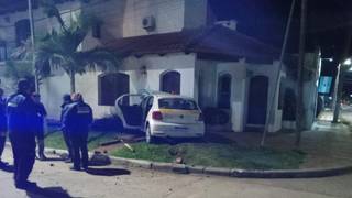 Fotografía ilustrativa de un accidente de tránsito en una calle residencial.