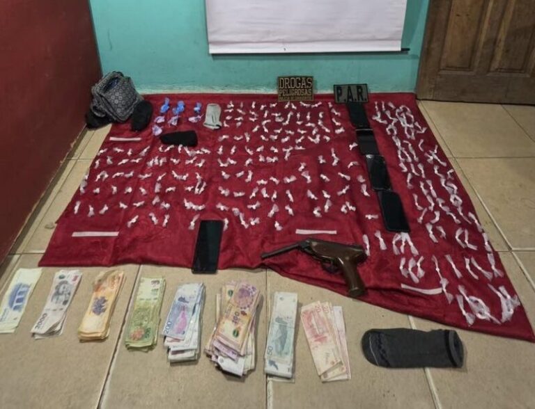 Efectivos policiales durante un procedimiento de seguridad en Corrientes