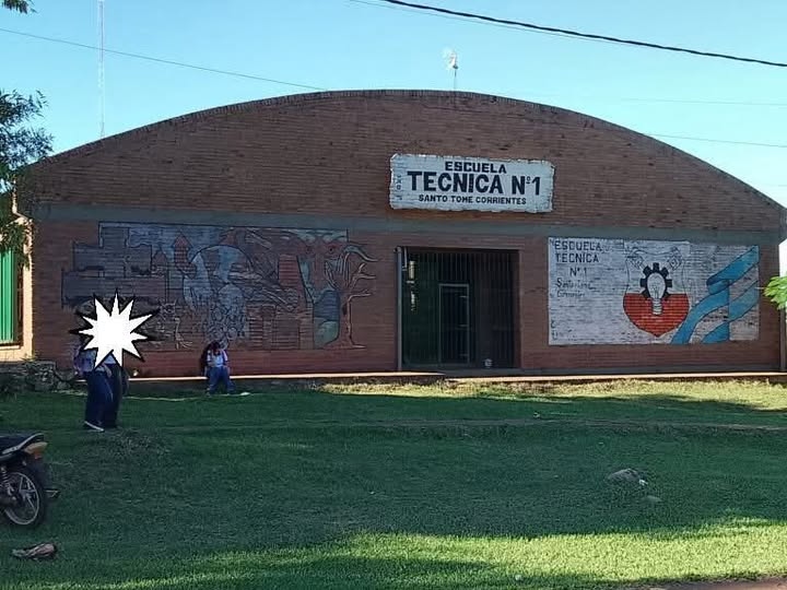 Fachada de una escuela técnica en la provincia de Corrientes, imagen referencial.