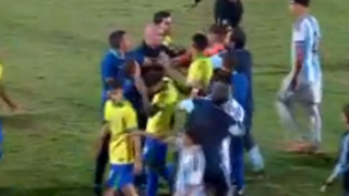 Jugadores de Argentina y Brasil durante el partido Sub 17 en el Estadio Ameliano, Paraguay.