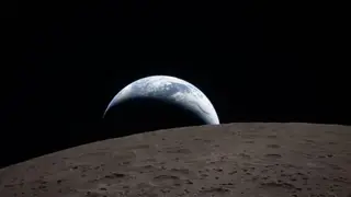 Ilustración de la cápsula Orion de la NASA reingresando a la atmósfera terrestre durante la misión Artemis II.