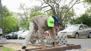 Trabajos de renovación en senderos y veredas del Parque Mitre en la ciudad de Corrientes