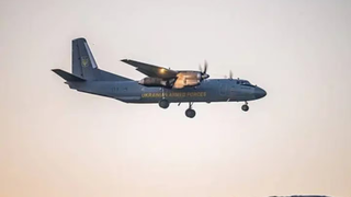 Restos de un avión militar Antonov-26 tras estrellarse en la península de Crimea.