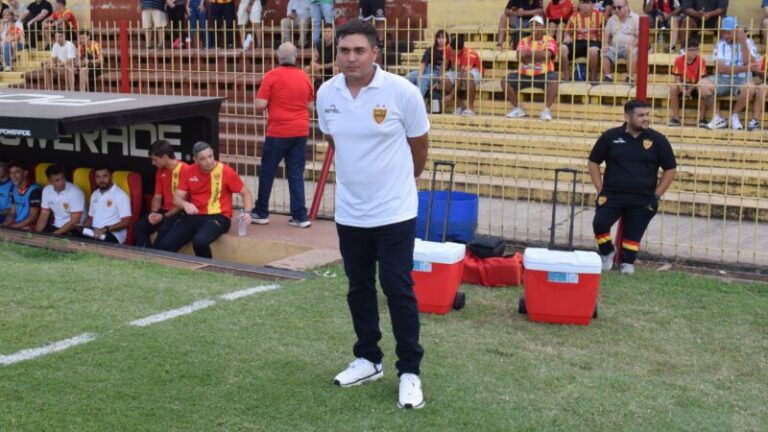Lucas Batistuta, director técnico de Boca Unidos, en conferencia de prensa.