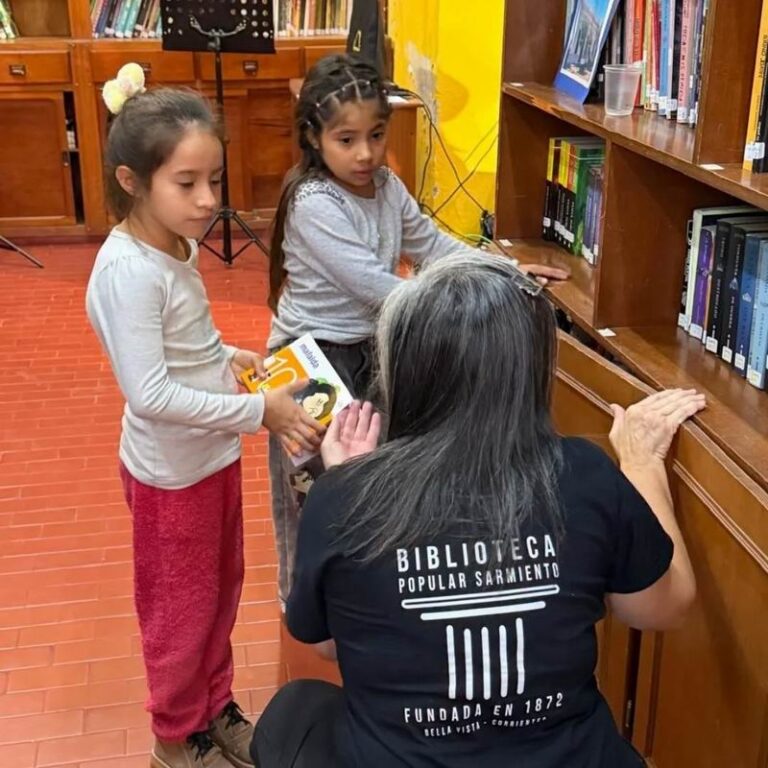 Interior de la Biblioteca Popular Sarmiento en Bella Vista, con estantes de libros y mobiliario antiguo