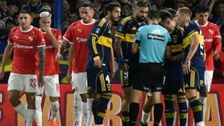 Jugadores de Boca Juniors e Independiente durante el partido en la Bombonera.